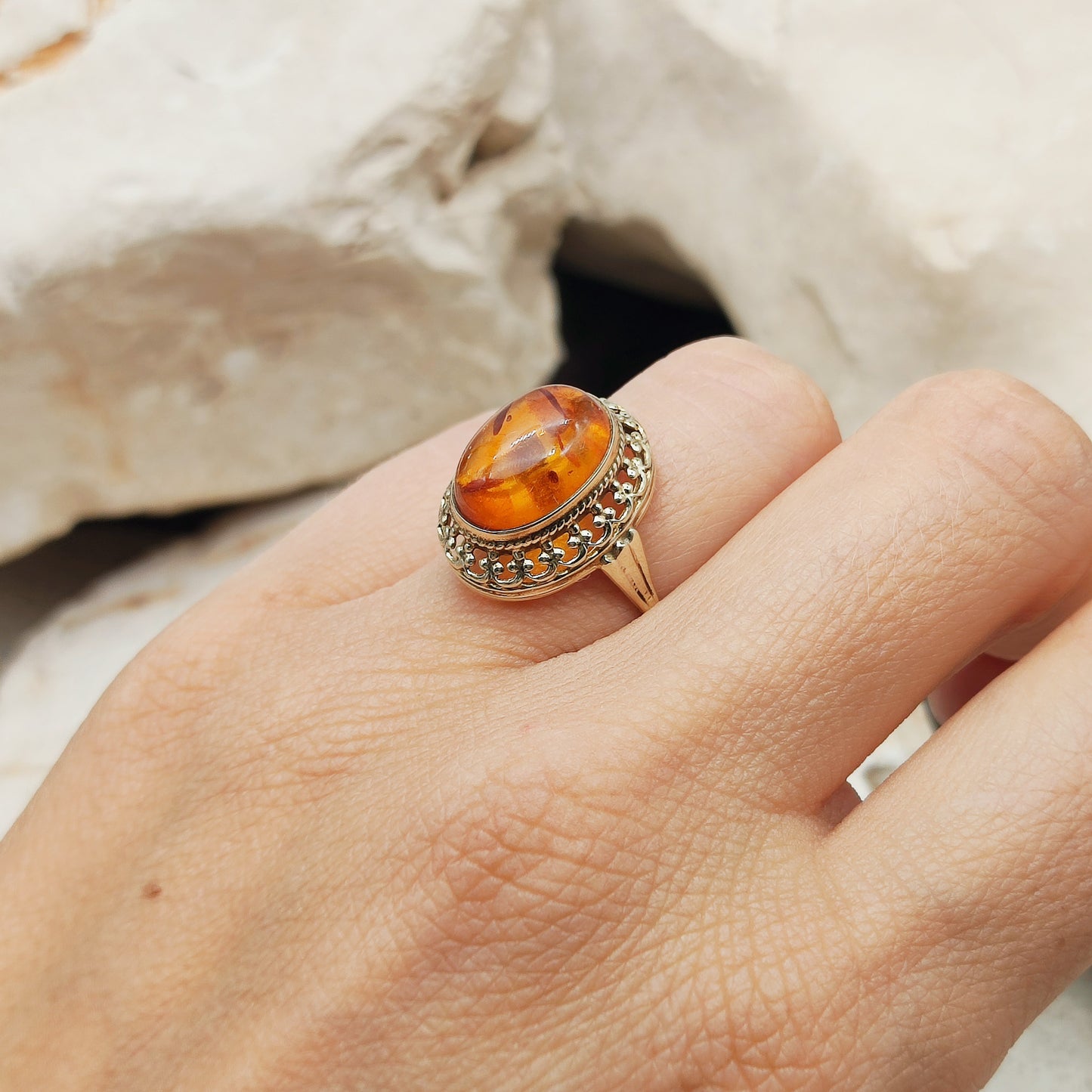Chic Vintage Amber ring in 8K gold
