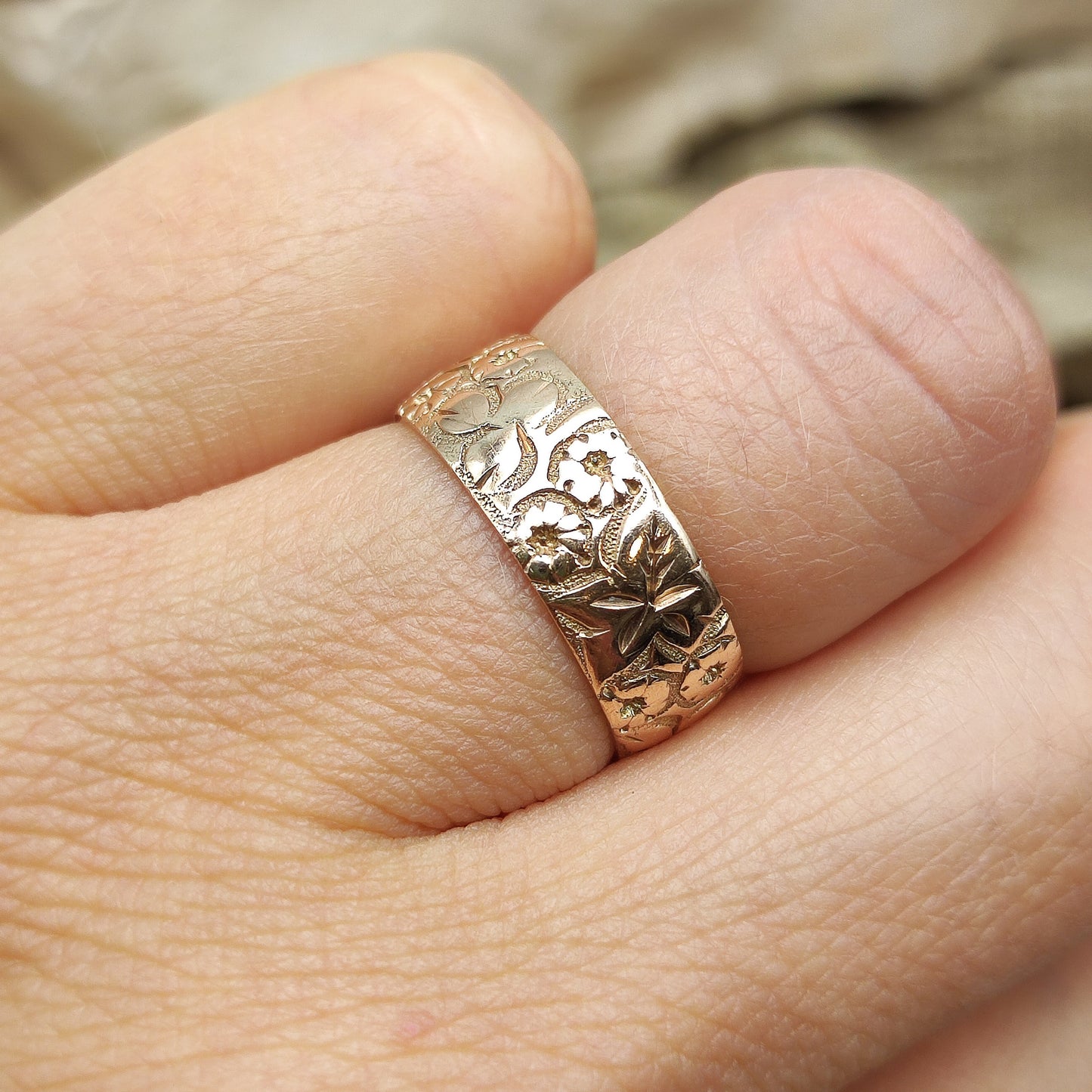 Vintage Cigar band ring in 9K gold