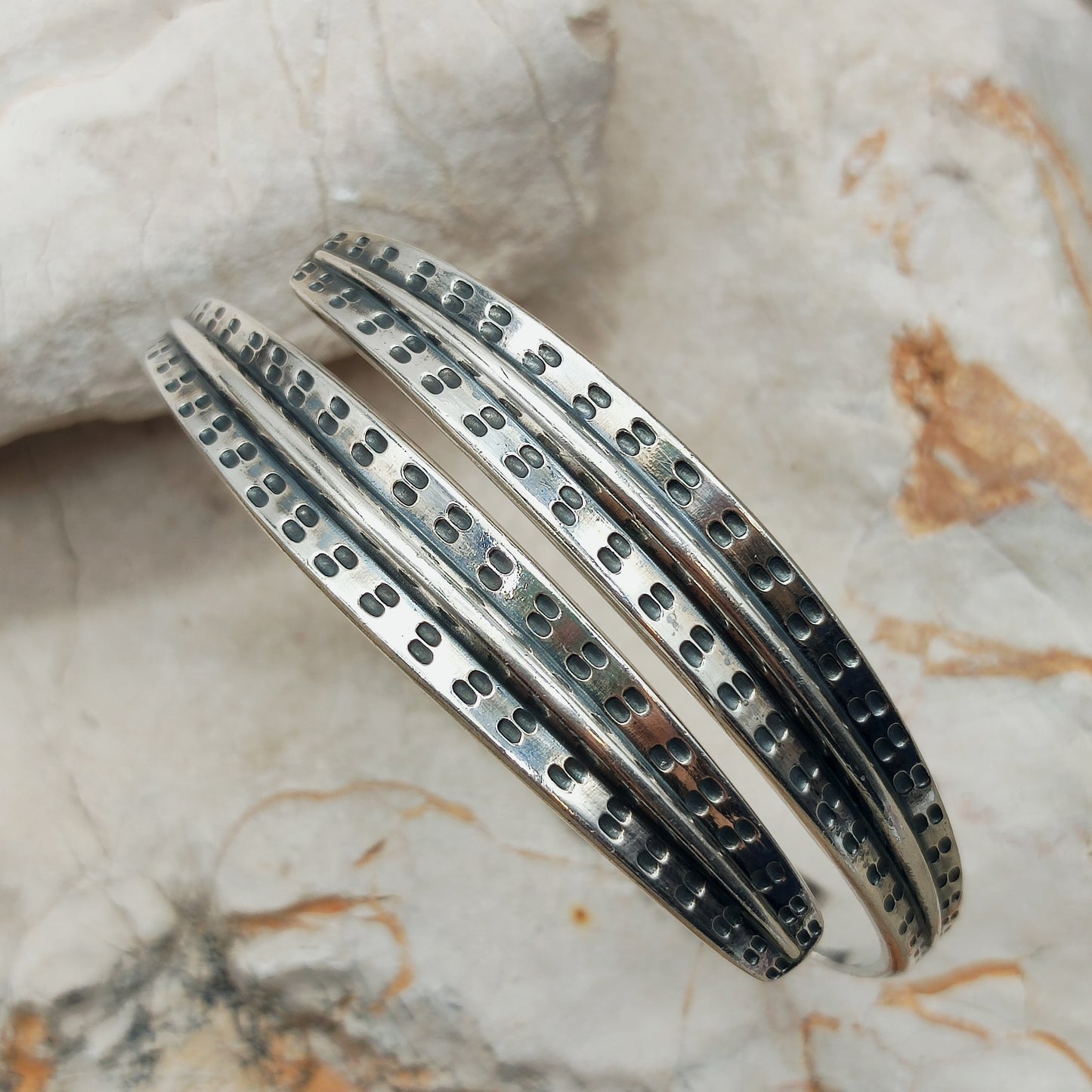 Structuurdetail van Viking stijl zilverdesign