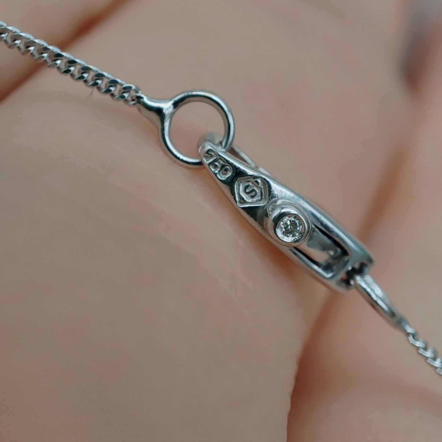 Elegant 18 Carat White gold necklace 42cm