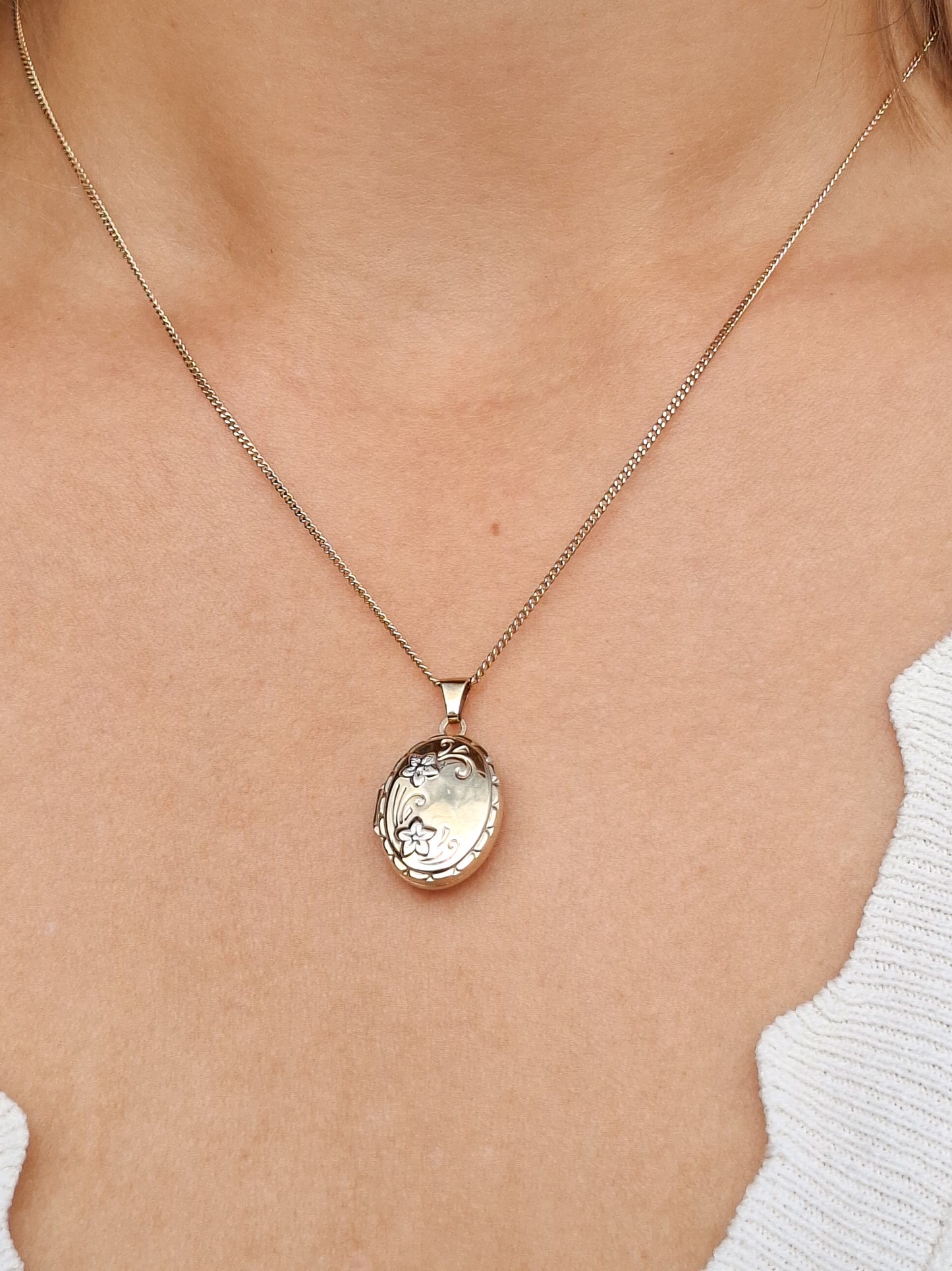 Flower Photo Locket in 9K gold