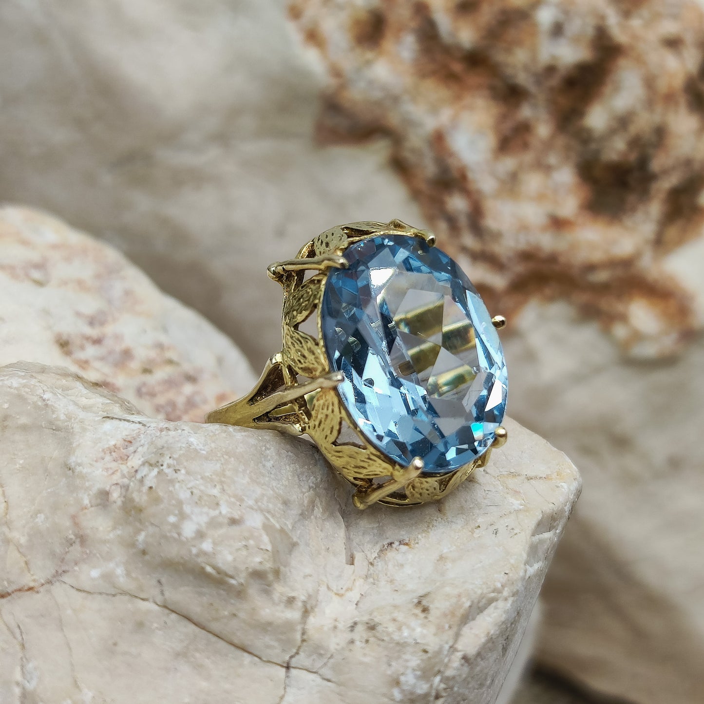 Sixties ring with Spinel in 8K gold side view