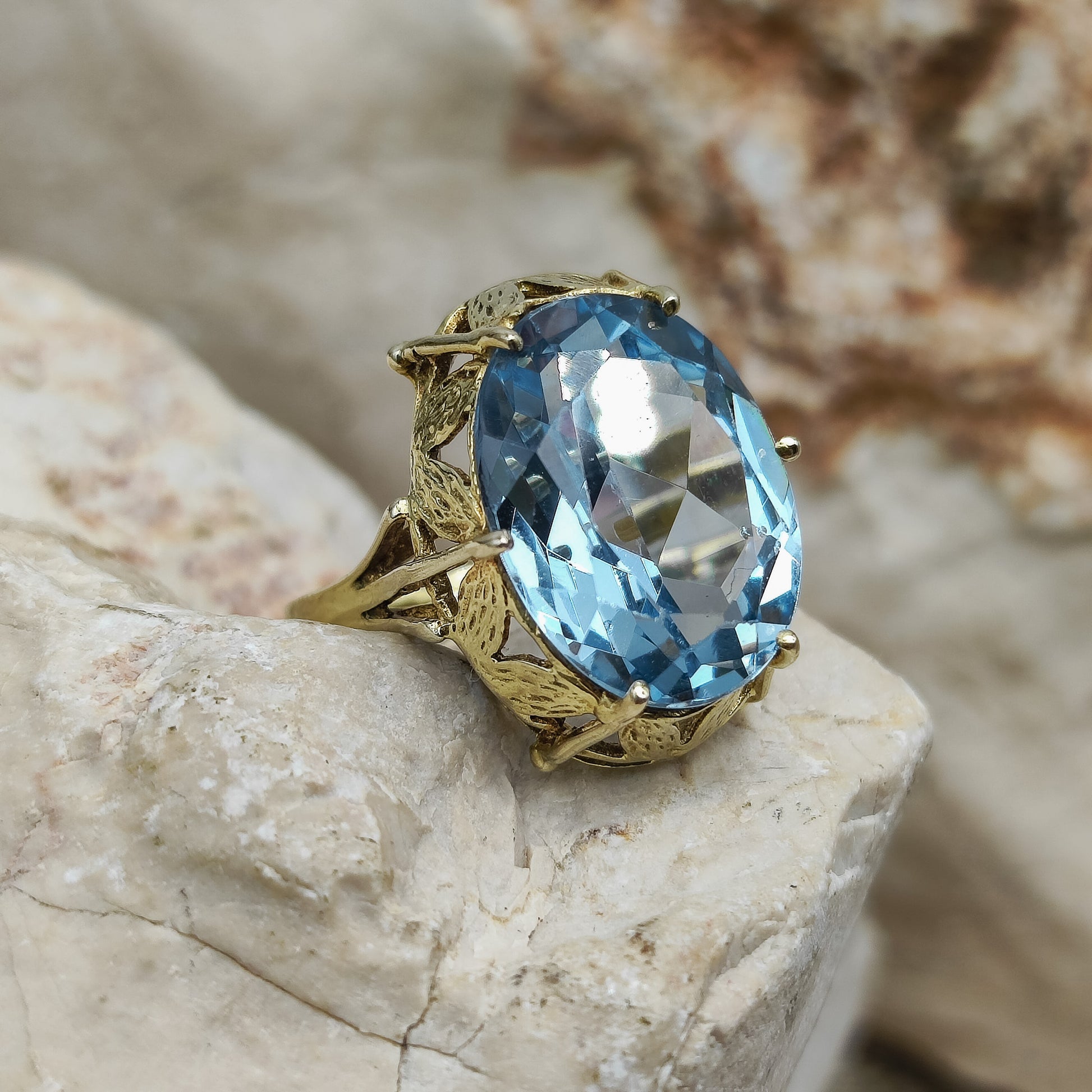 Sixties ring with Spinel in 8K gold side view