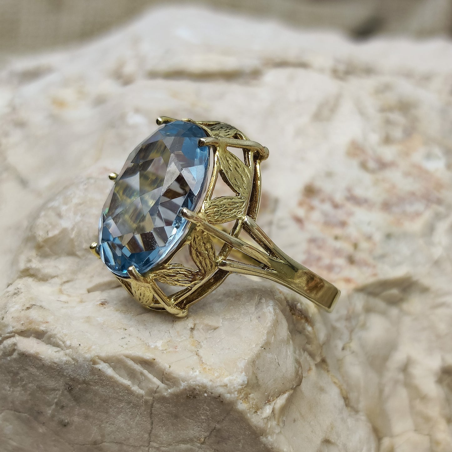 Sixties ring with Spinel in 8K gold side view