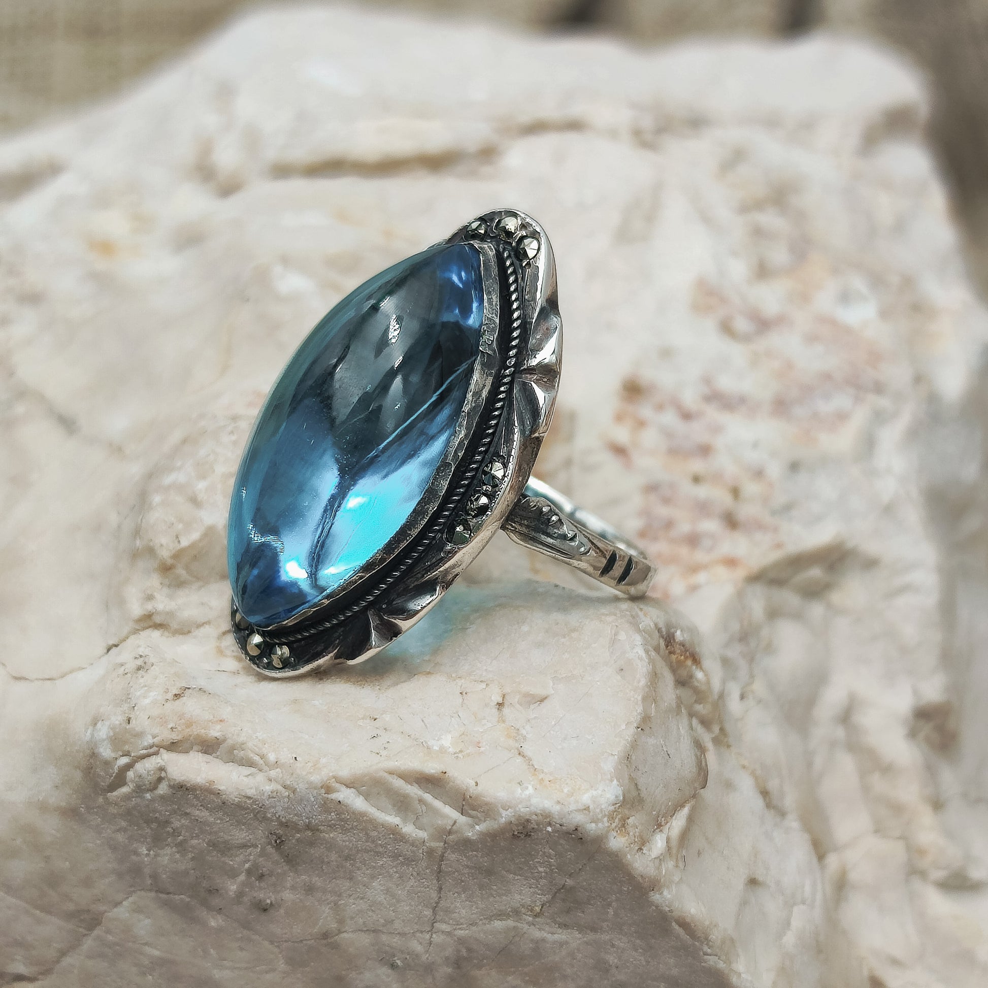 Mid Century Blue Spinel Ring side view