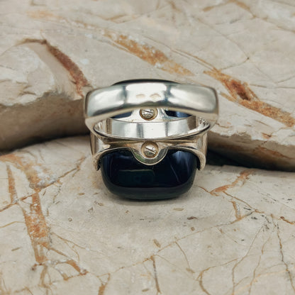 detail mechanische zetting onyx ring