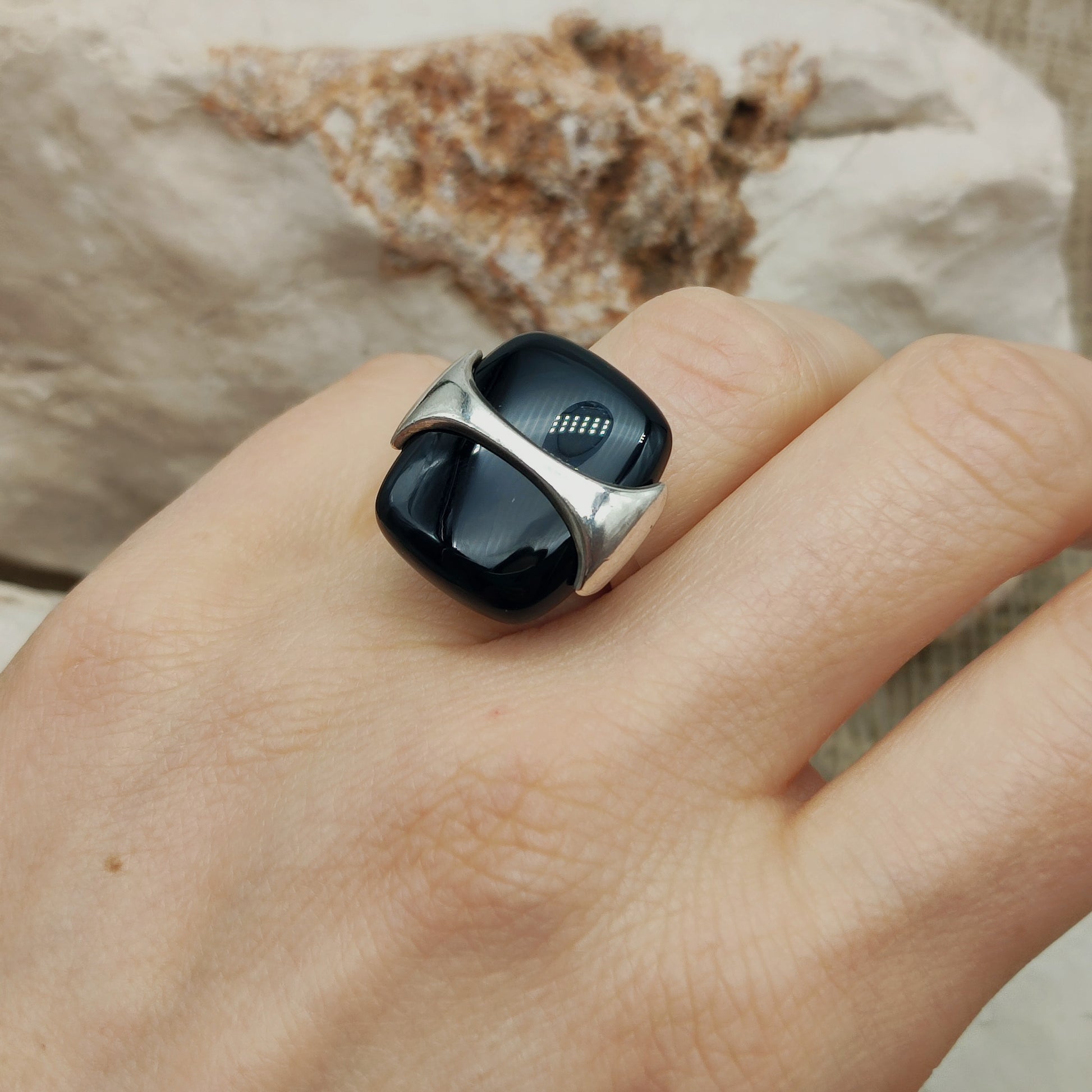 ring gedragen aan de hand zwarte onyx