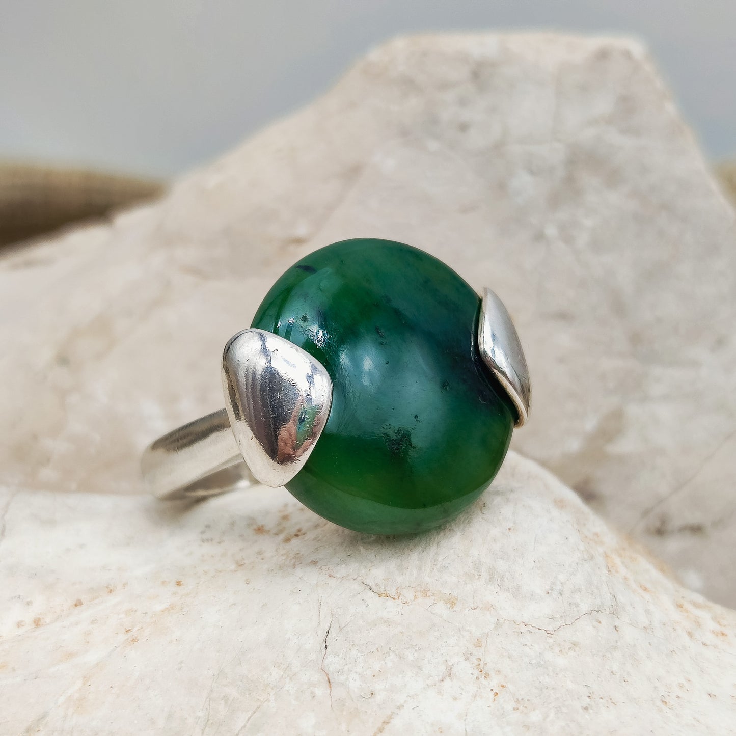 Vintage zilveren ring met groene nefriet cabochon bovenaan