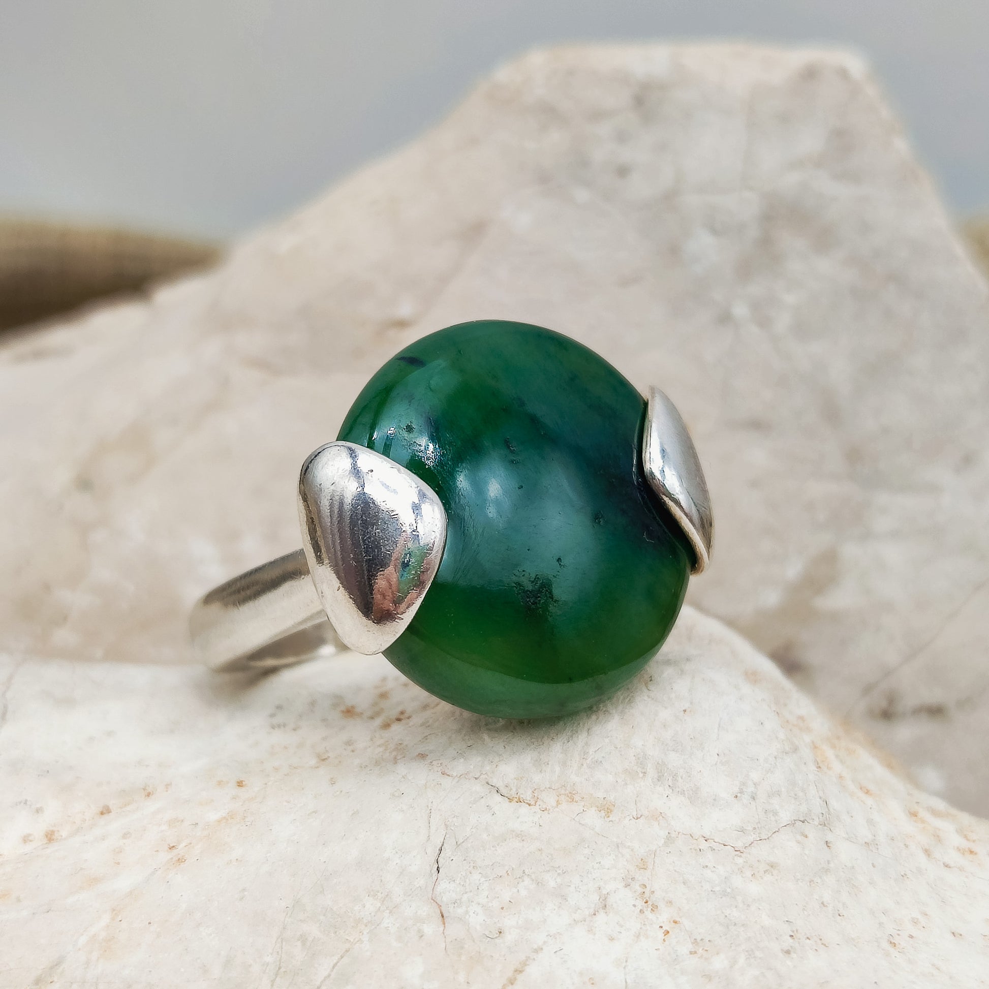 Vintage zilveren ring met groene nefriet cabochon bovenaan