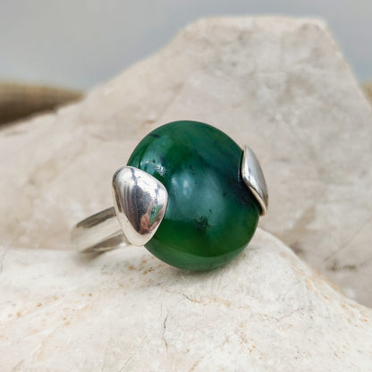 Vintage zilveren ring met groene nefriet cabochon bovenaan