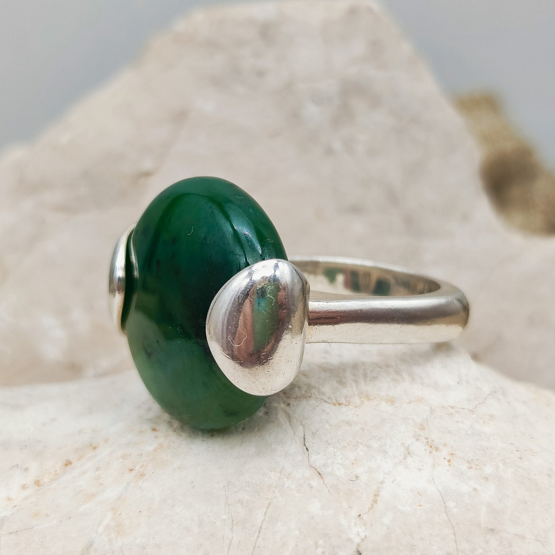 Detail van nefriet schijf bevestigd met zilveren elementen