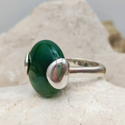 Detail van nefriet schijf bevestigd met zilveren elementen