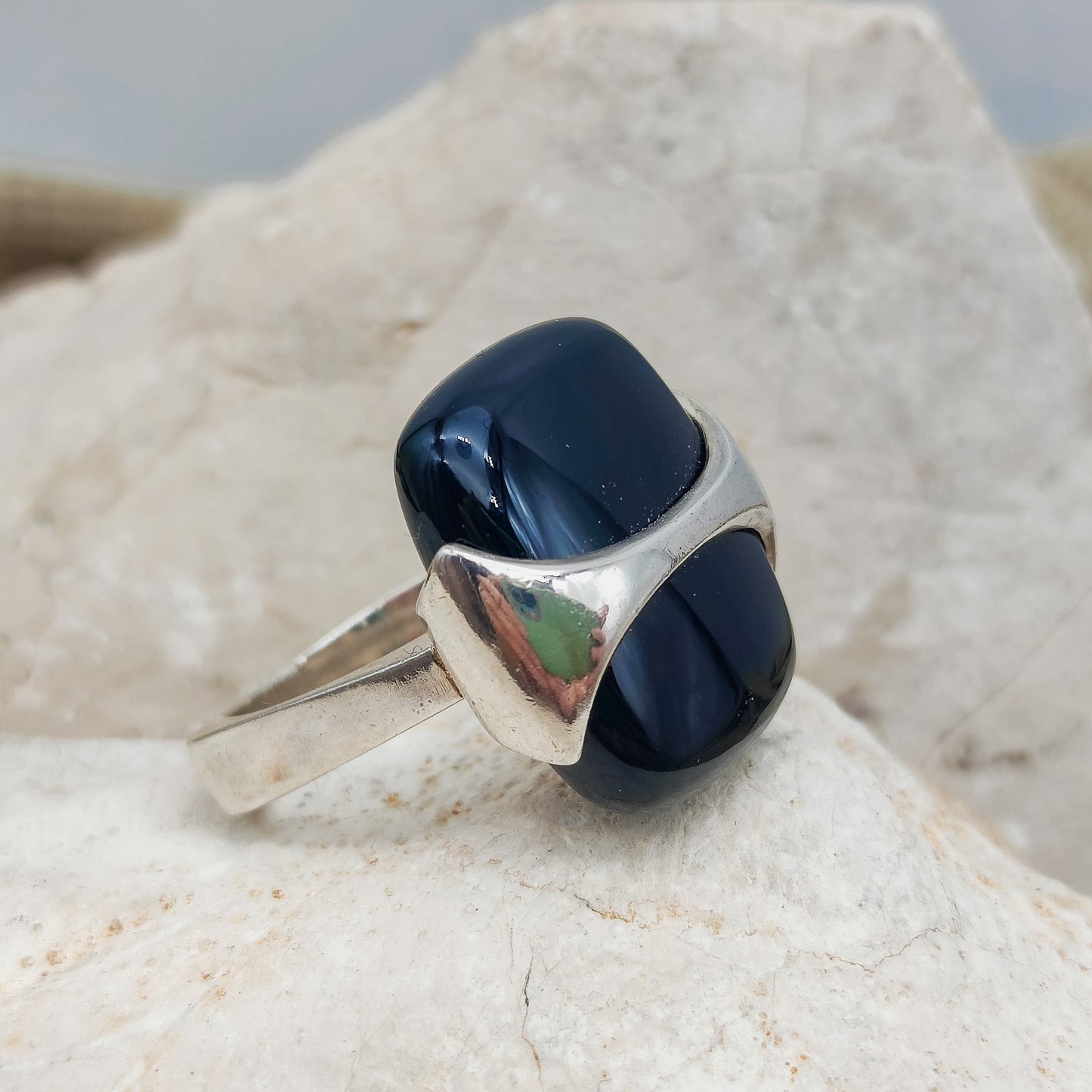 zijaanzicht zilveren ring met brugvormige zetting