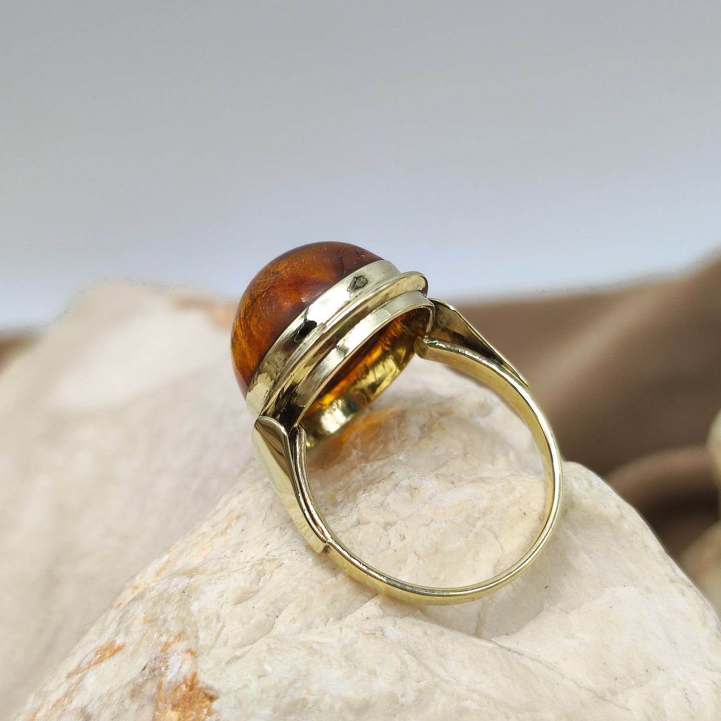 Vintage amber ring in 8K gold