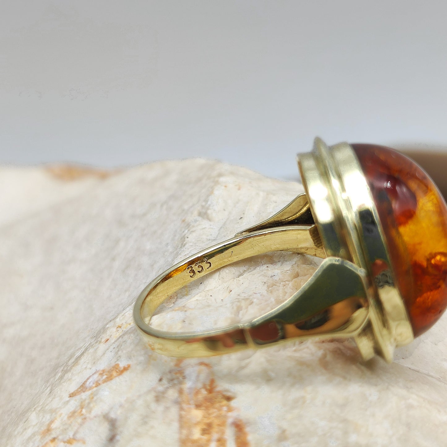 Vintage amber ring in 8K gold
