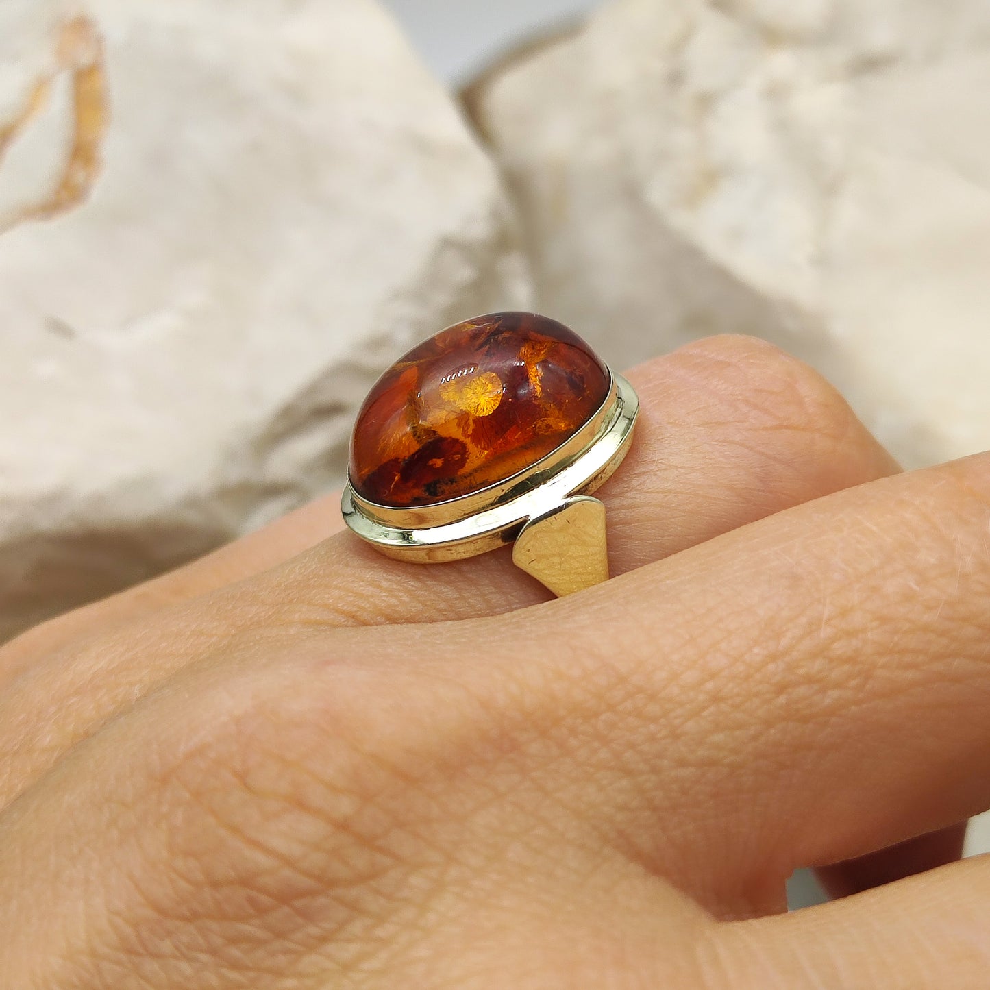 Vintage amber ring in 8K gold