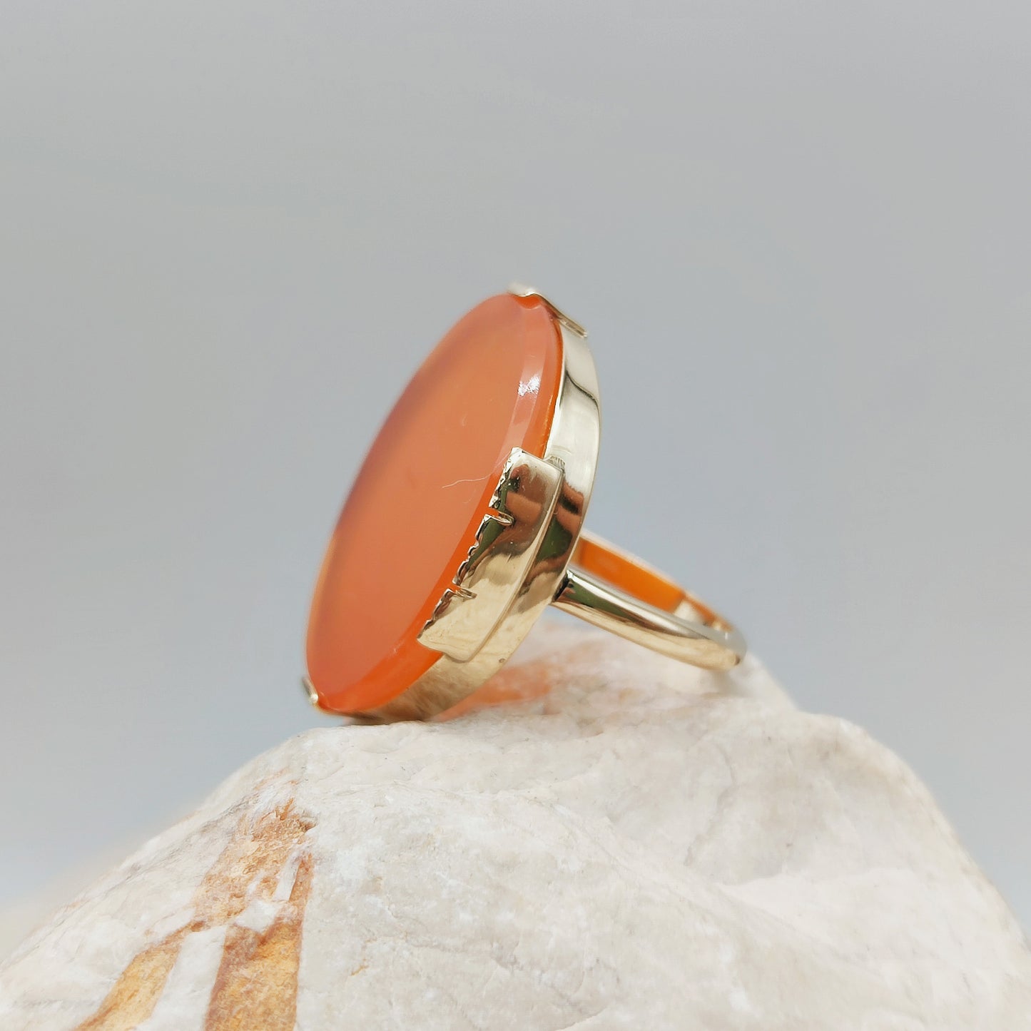 Bold Vintage ring with Carnelian in 14K gold
