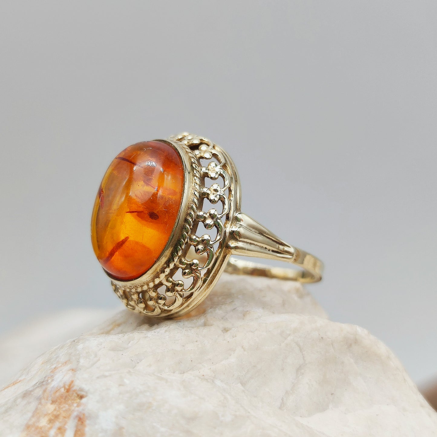 Chic Vintage Amber ring in 8K gold