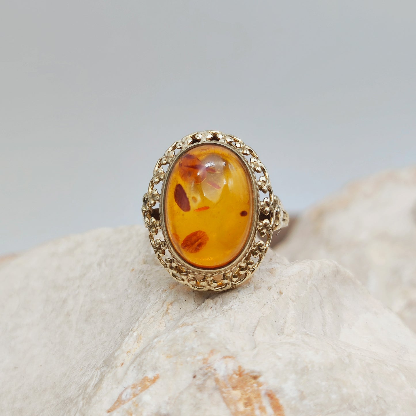 Chic Vintage Amber ring in 8K gold
