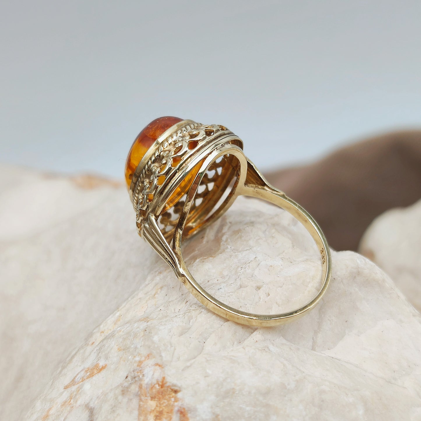 Chic Vintage Amber ring in 8K gold