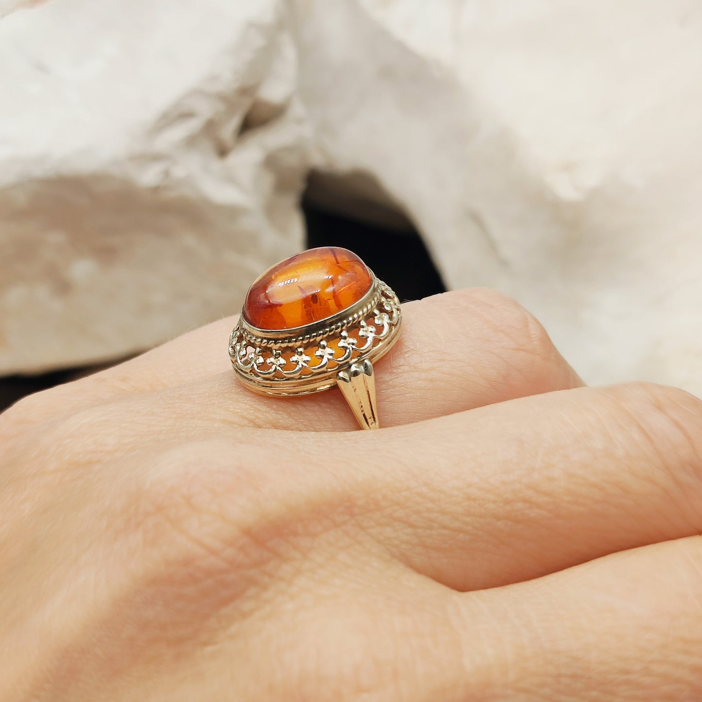 Chic Vintage Amber ring in 8K gold