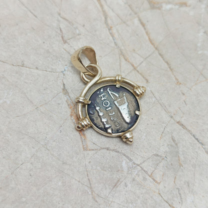 Coin Charm in 8K gold