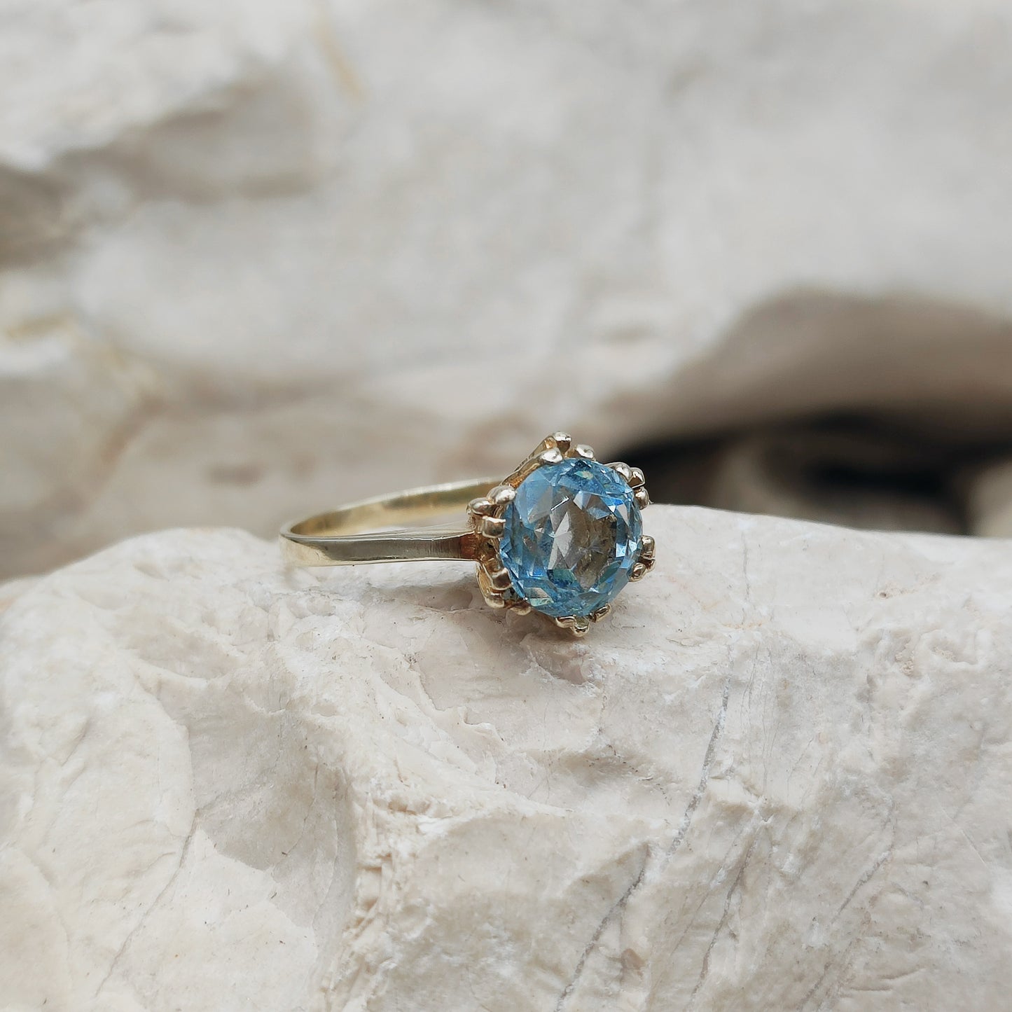 Vintage pale blue ring in 8K gold
