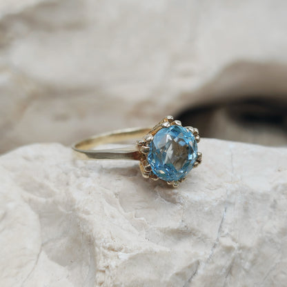 Vintage pale blue ring in 8K gold