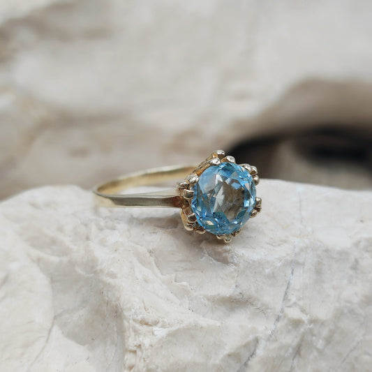 Vintage pale blue ring in 8K gold