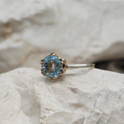 Vintage pale blue ring in 8K gold
