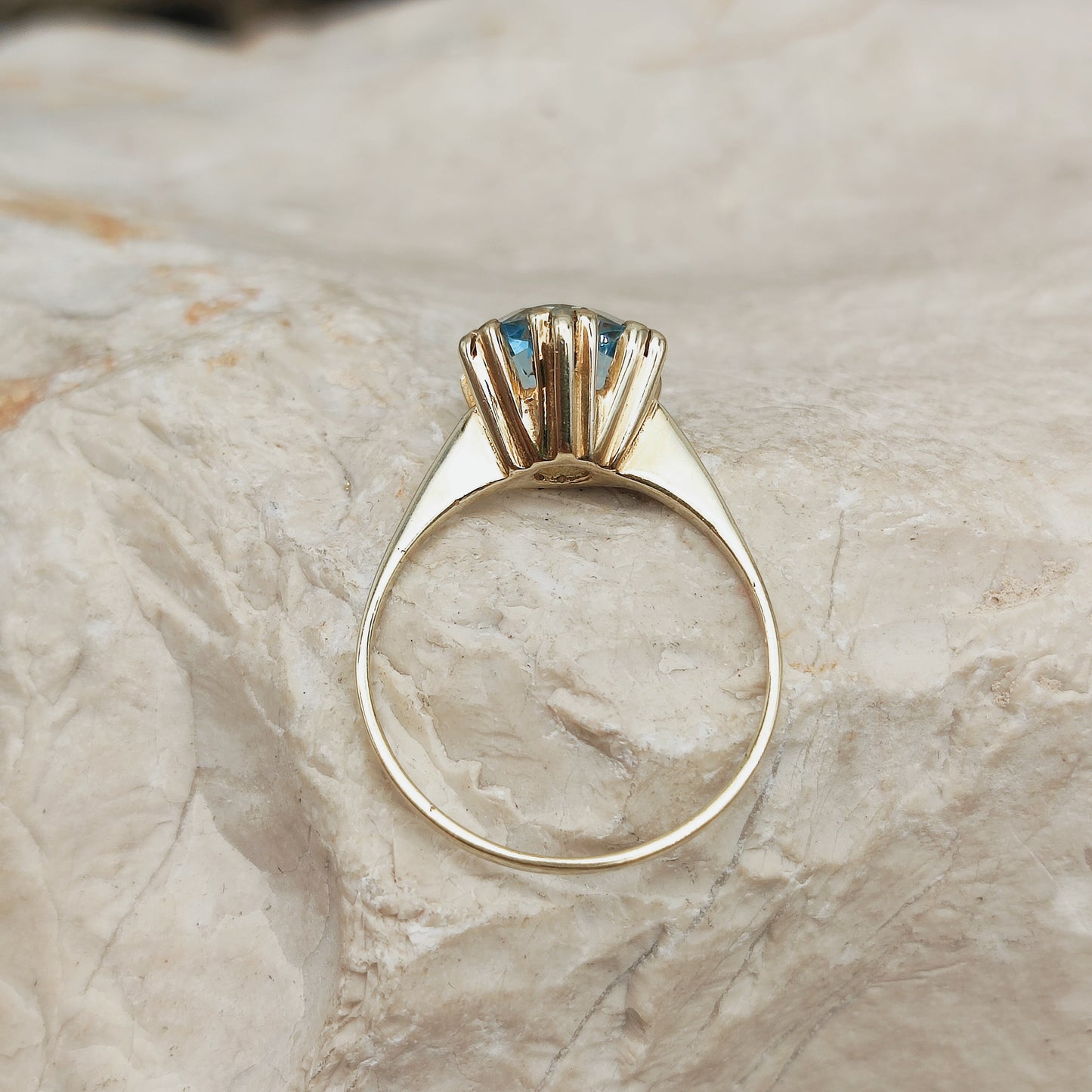 Vintage pale blue ring in 8K gold