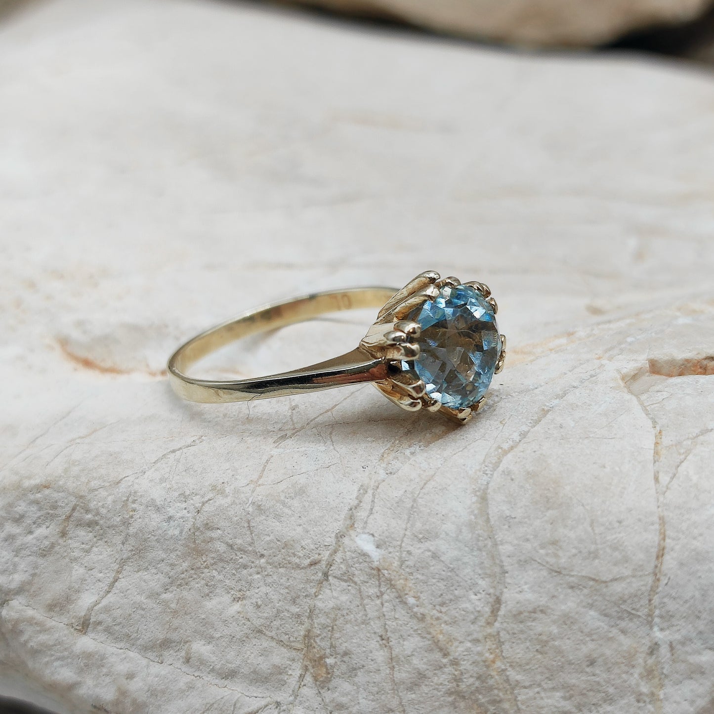 Vintage pale blue ring in 8K gold