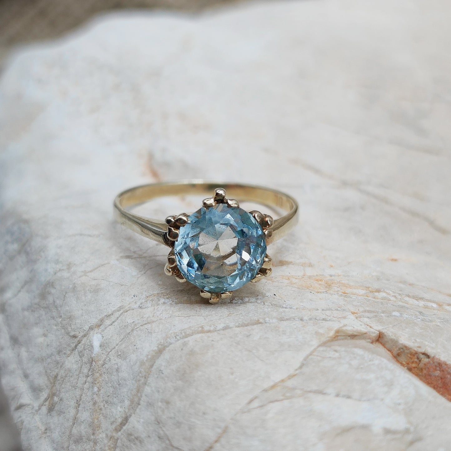 Vintage pale blue ring in 8K gold