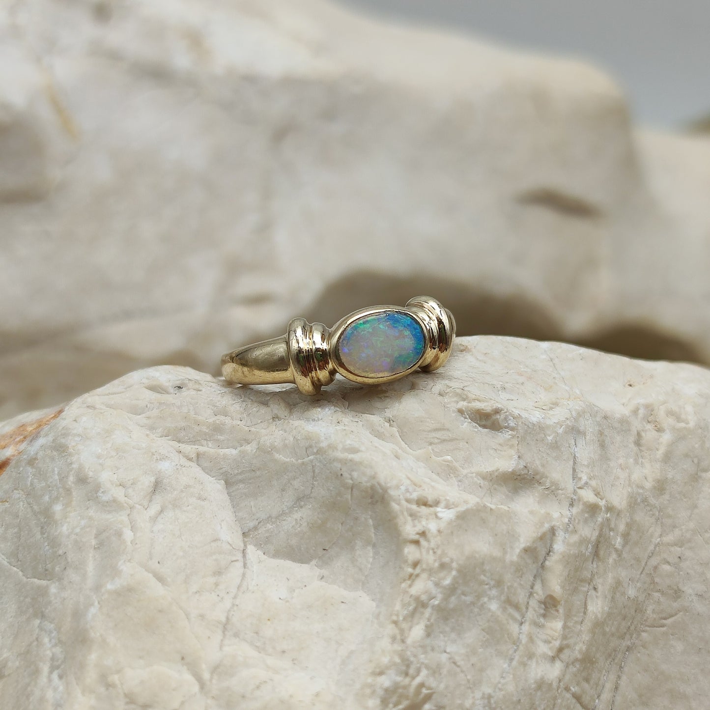 Vintage Opal ring in 9K gold