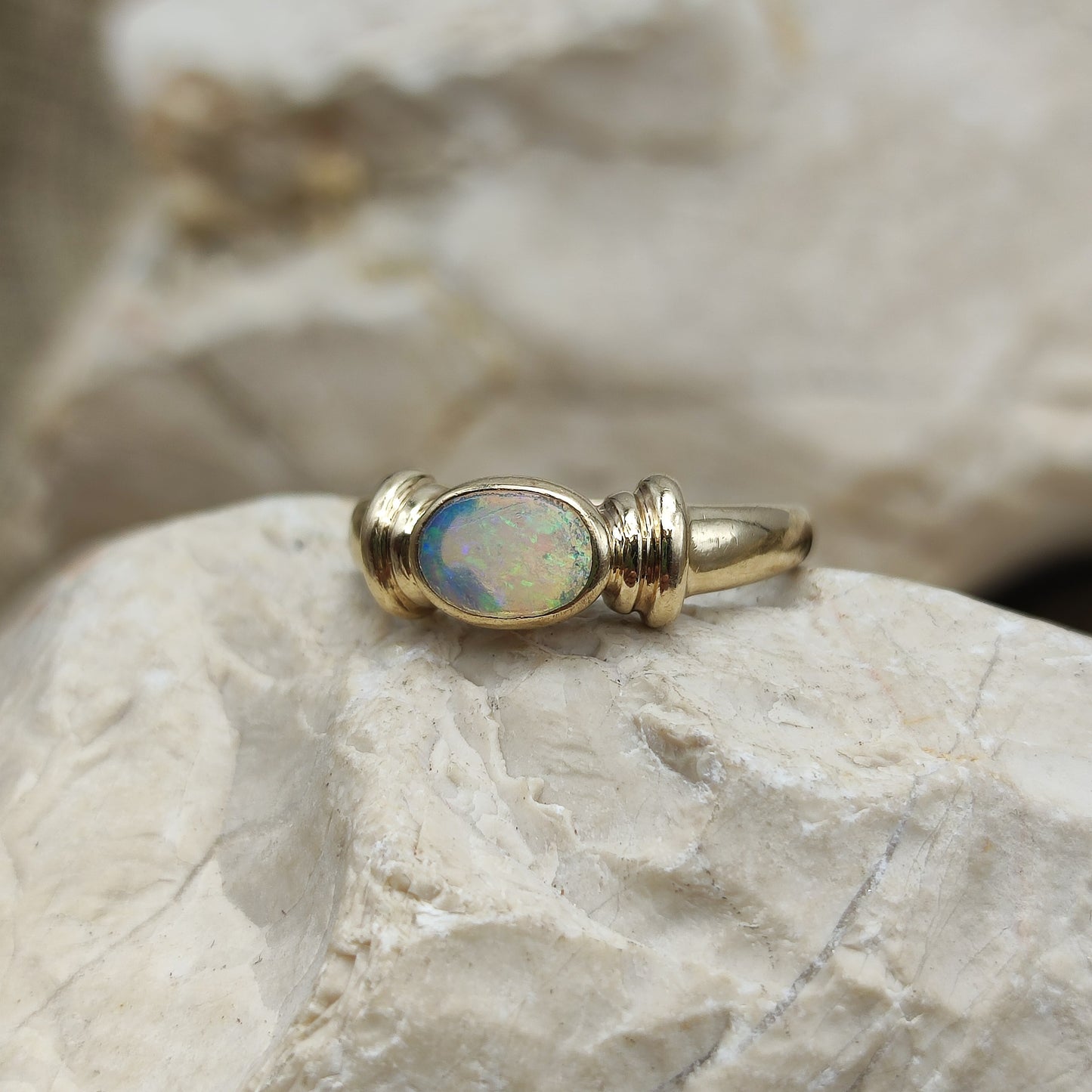 Vintage Opal ring in 9K gold