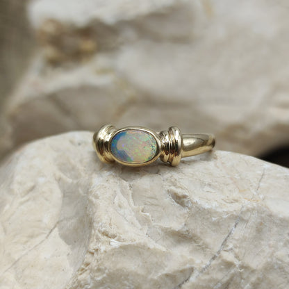 Vintage Opal ring in 9K gold
