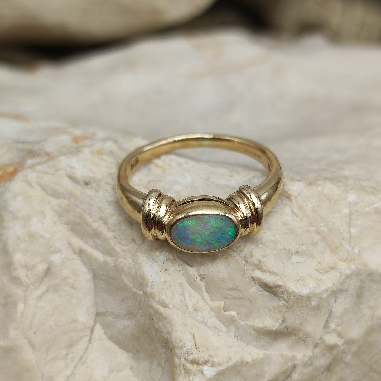 Vintage Opal ring in 9K gold