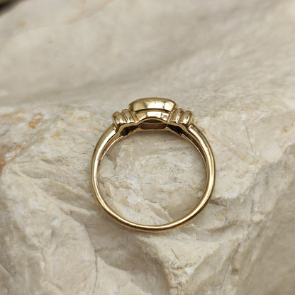 Vintage Opal ring in 9K gold