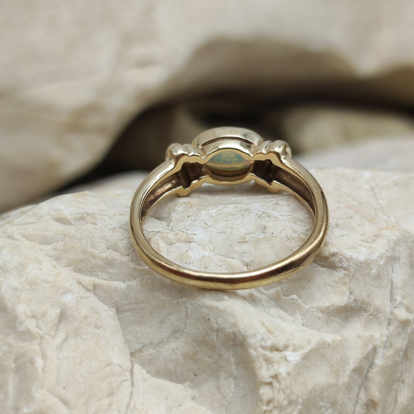 Vintage Opal ring in 9K gold