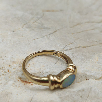 Vintage Opal ring in 9K gold