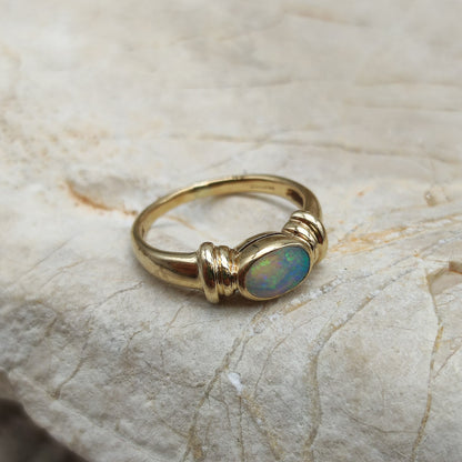 Vintage Opal ring in 9K gold