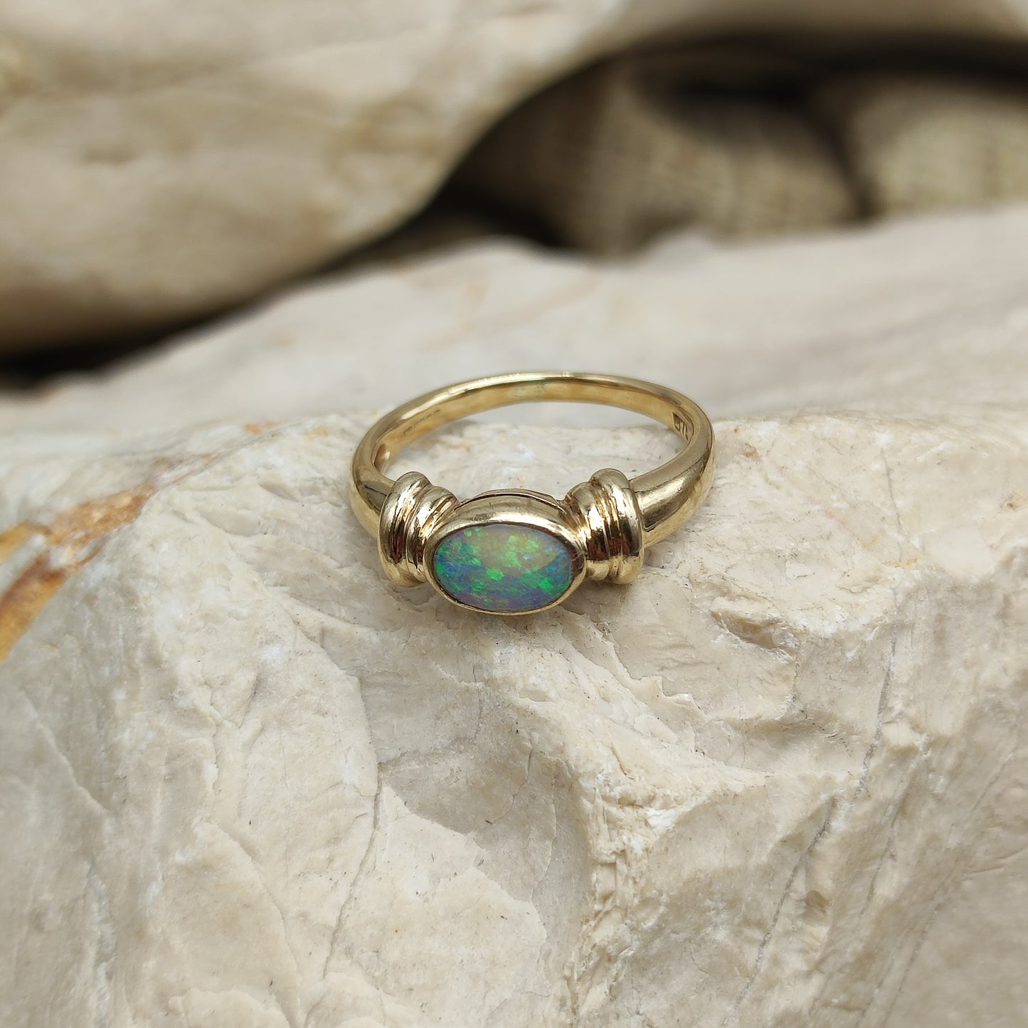 Vintage Opal ring in 9K gold