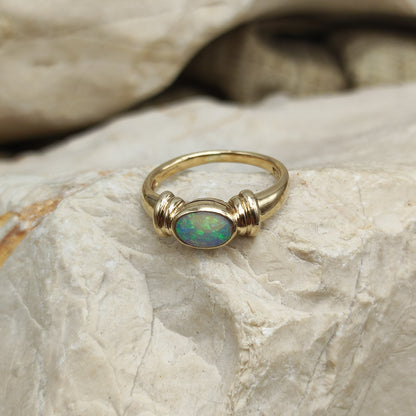 Vintage Opal ring in 9K gold