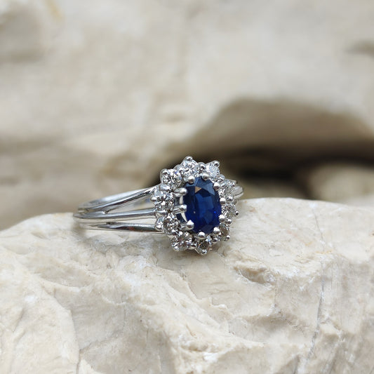 Vintage Diamond and Sapphire Lady Di ring in 18K gold