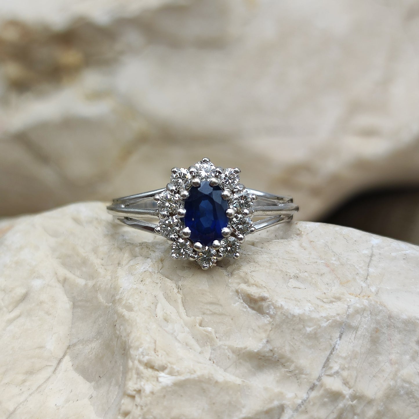 Vintage Diamond and Sapphire Lady Di ring in 18K gold