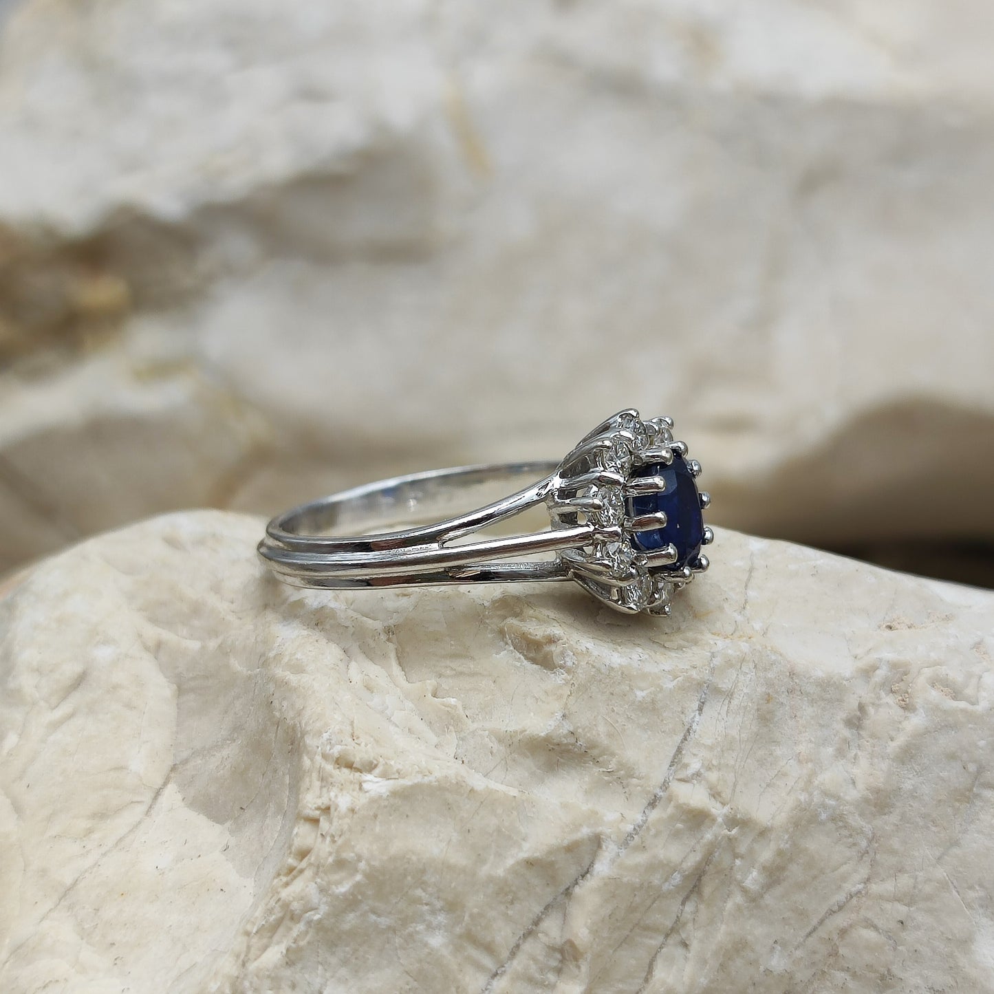 Vintage Diamond and Sapphire Lady Di ring in 18K gold