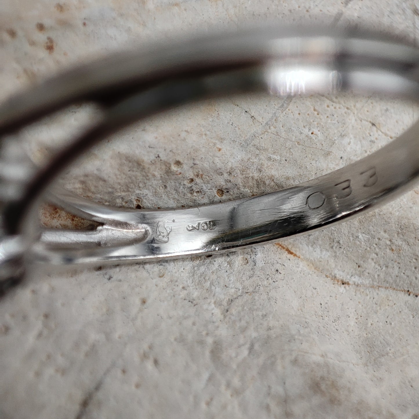 Vintage Diamond and Sapphire Lady Di ring in 18K gold