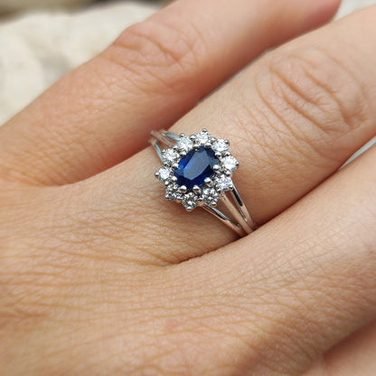 Vintage Diamond and Sapphire Lady Di ring in 18K gold