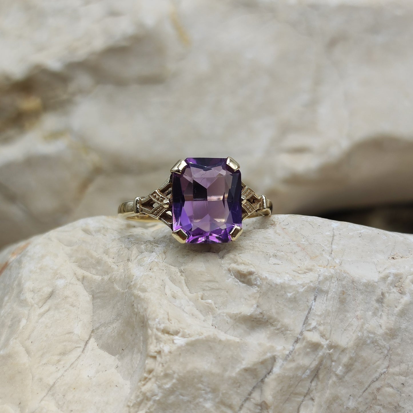 Amethyst ring in 9K gold