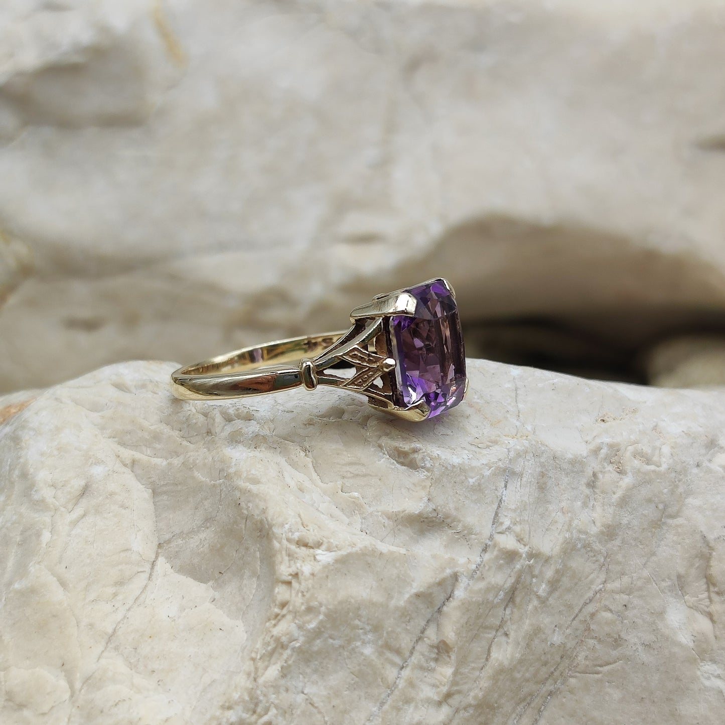Amethyst ring in 9K gold
